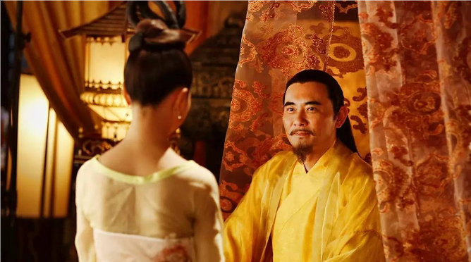 1542年，嘉靖帝吃下丹药，临幸完曹端妃后，酣然入睡。半夜，他突然浑身疼痛不能说
