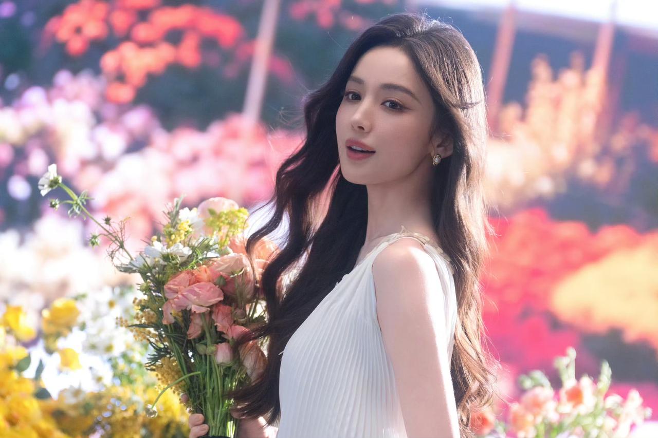 美娜一路生花🌸古力娜扎