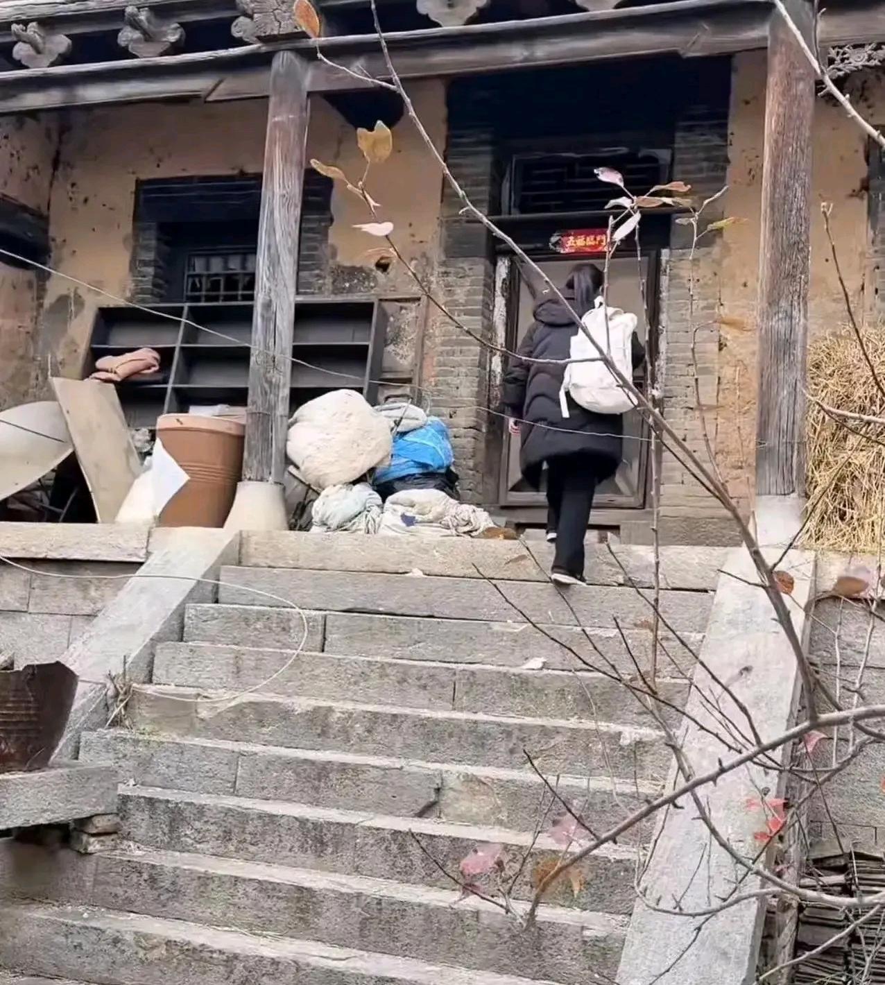 丈夫让婆婆回农村老家，妻子知道后……妻子：“你给我站住！”丈夫：“干嘛？”妻子