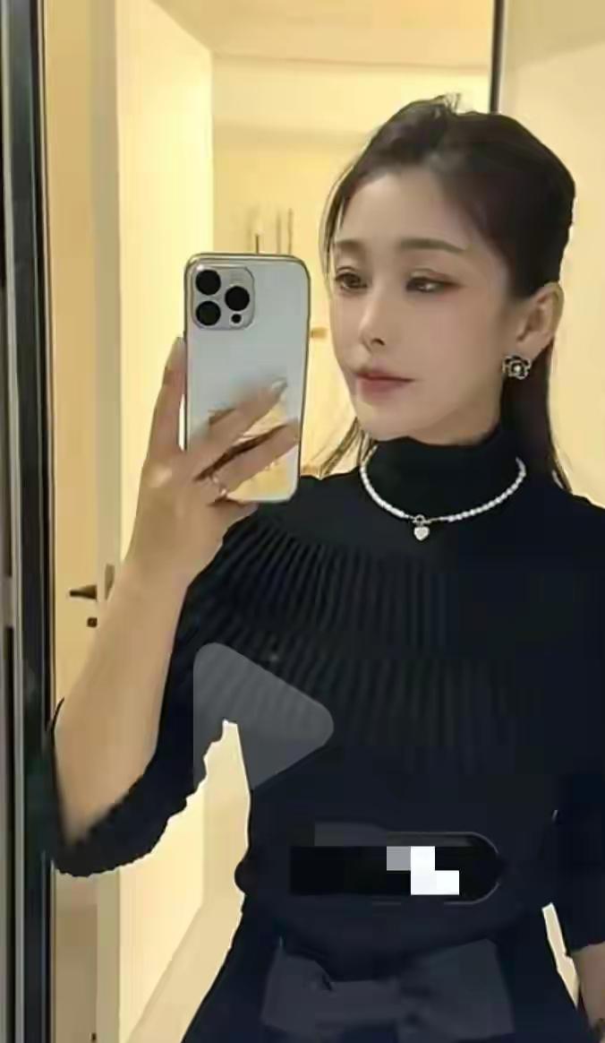 那个在货运江湖里活成光的安徽姑娘，终究没能躲过新疆的冰雪路。“半挂西施”王