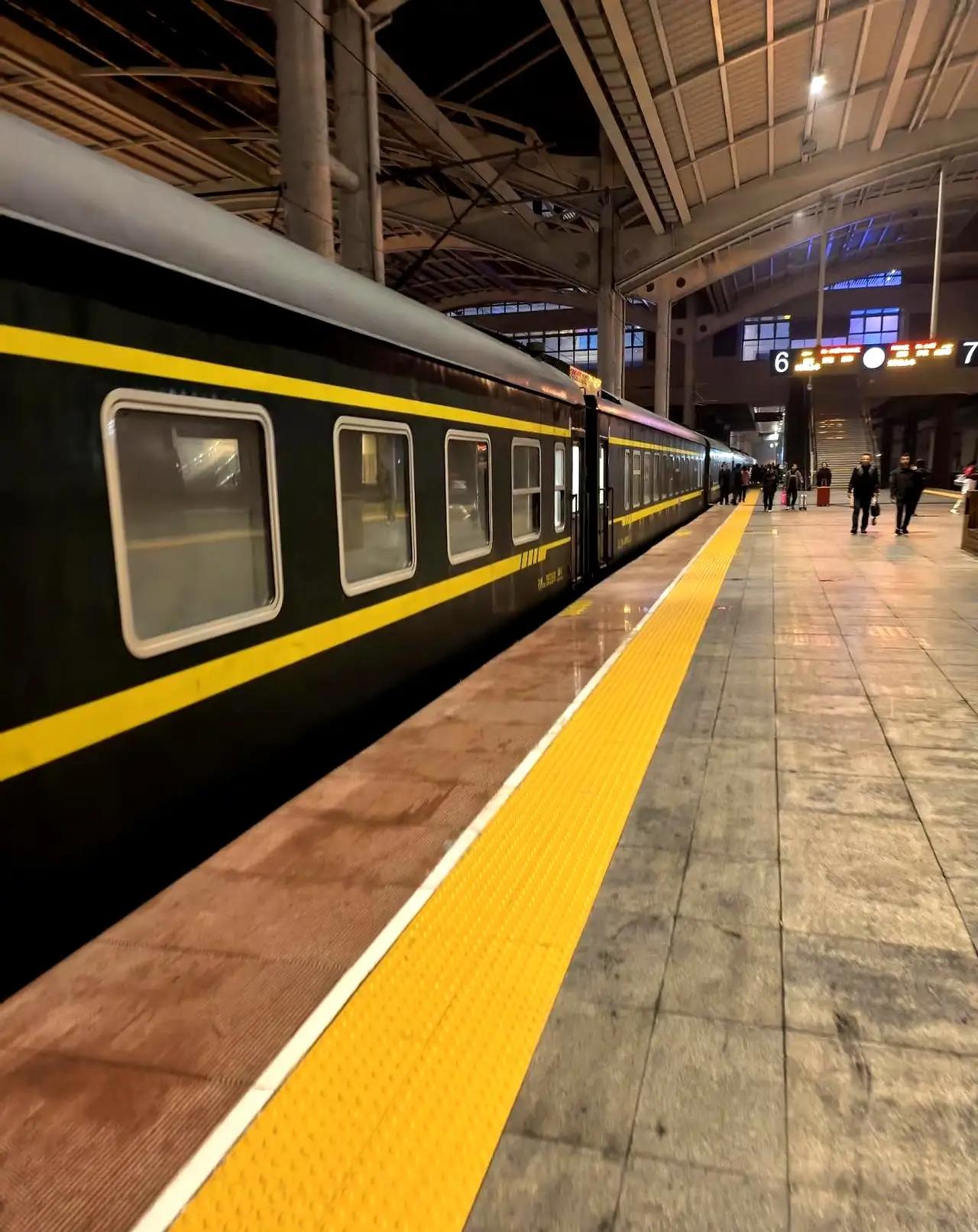 18小时硬座VS4小时高铁：一张车票撕开中国式乡愁最疼的那道口子01｜