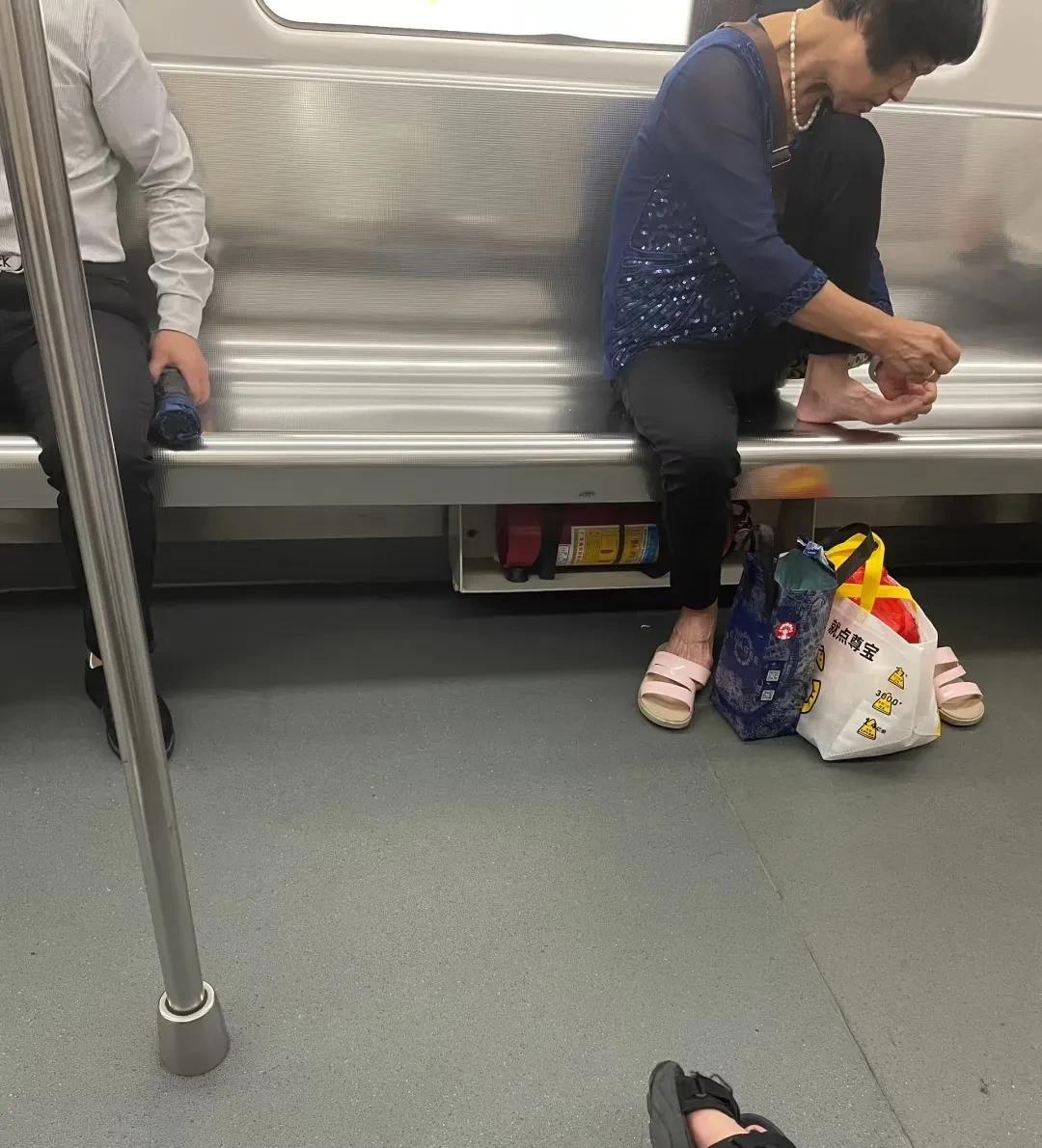 天呐！广东竟然还有这种女人！惊掉我下巴了。在地铁上公然剪脚趾甲。简直了，