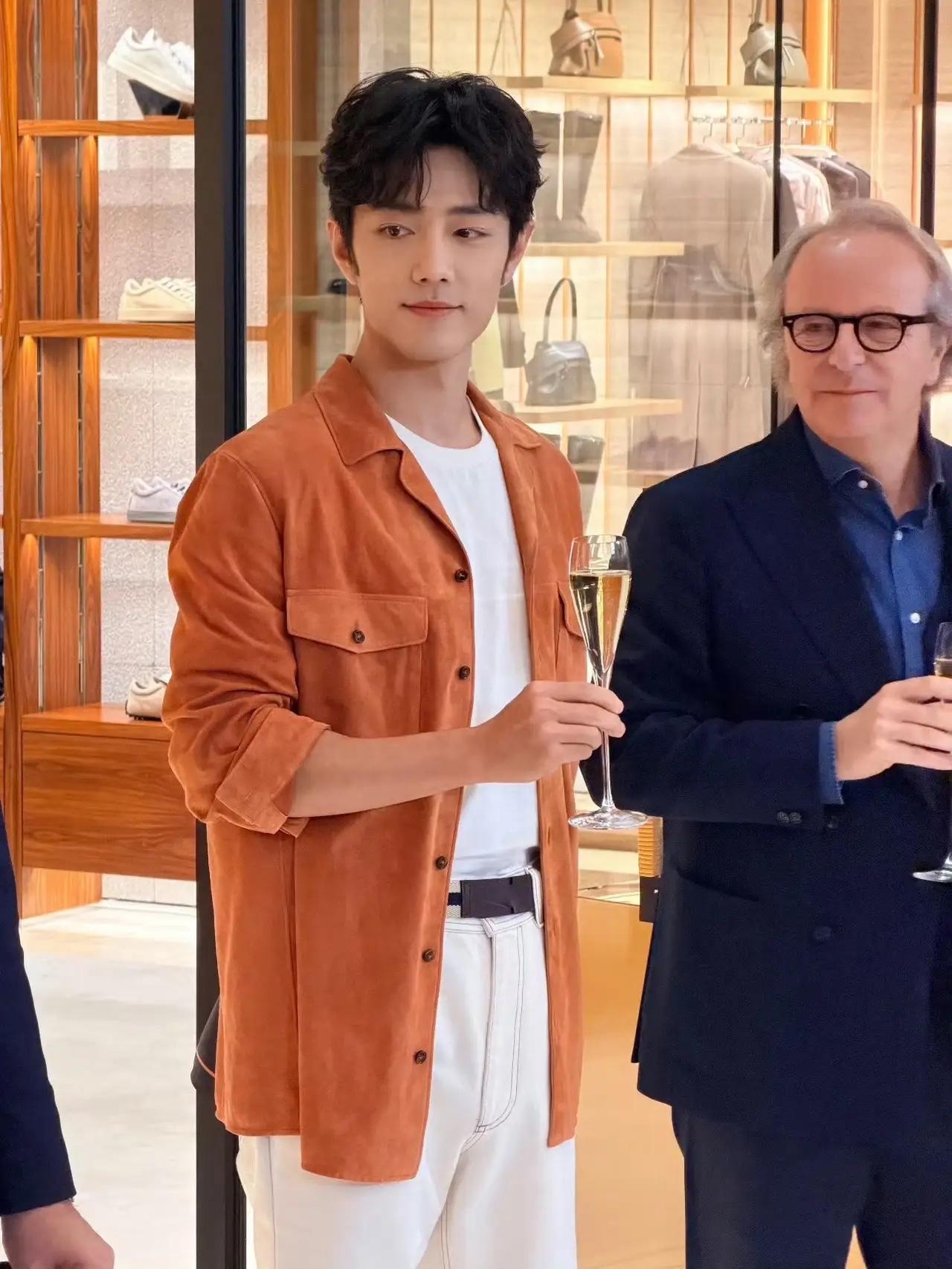 我朋友有幸在澳门看到了肖战，她劝我说，肖战嘛，电视上看看得了，劝我不要想着去