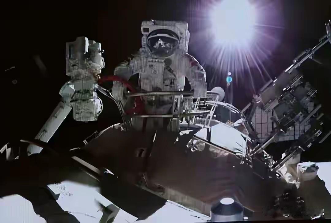 神21航天员乘组圆满完成首次出舱活动，一项额外的特别任务引起瞩目，那就是给神20