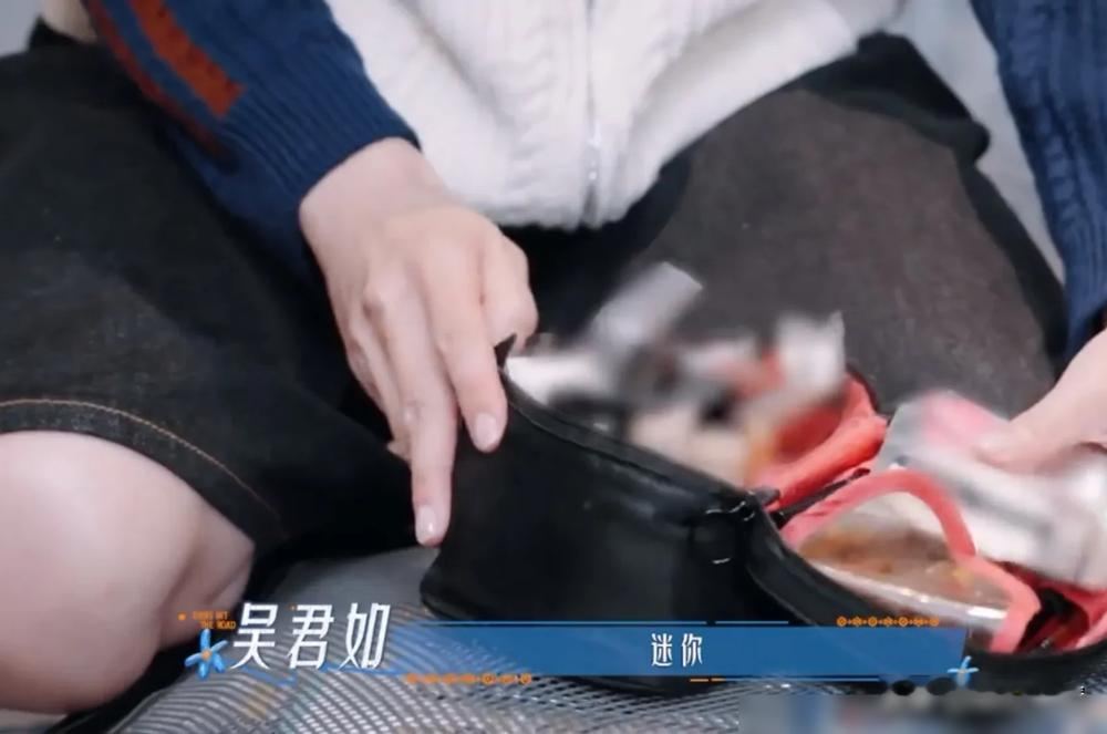 别的女星录综艺恨不得带十箱面膜，吴君如出国录《花少》却连正经化妆品都懒得拿。临行前陈可辛急得够呛，她