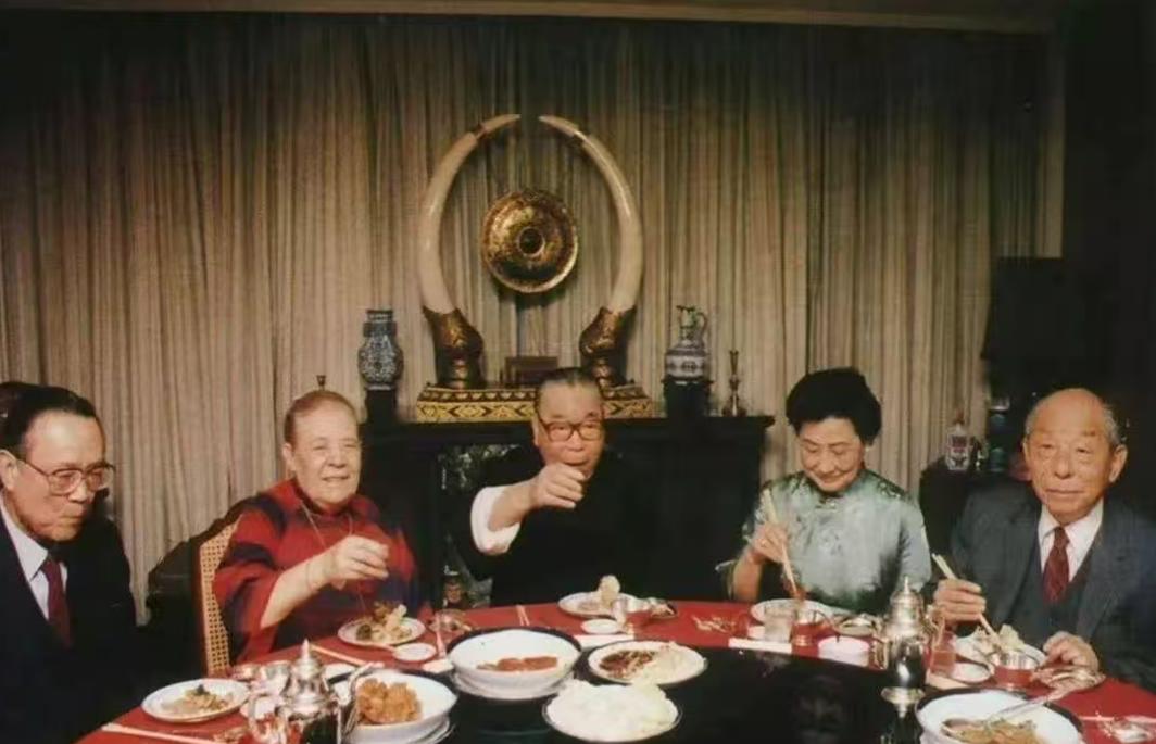 张学良与蒋氏父子的关系，也是历史上少见，1930年代，他先是与老蒋结拜，1960