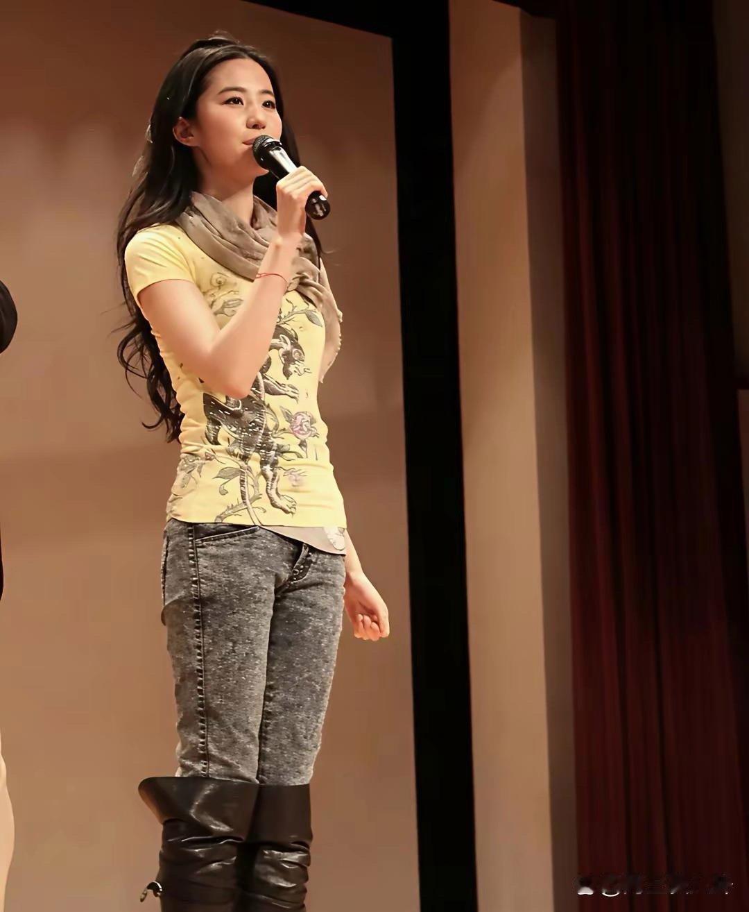 刘亦菲也太会穿了！雪花裤直接穿出清冷氛围感，又飒又仙，颜值和穿搭都好绝