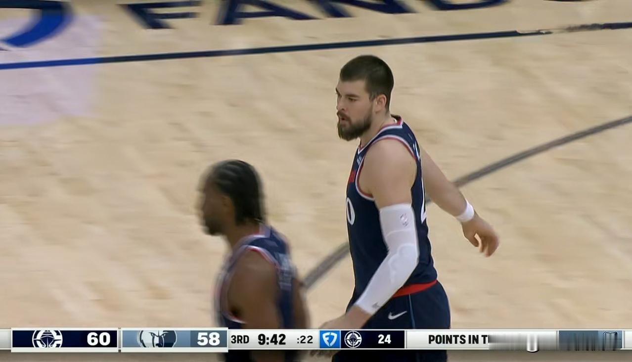 快船当家中锋祖巴茨真是软的要命！今天快船在客场以98：107不敌灰熊，此役祖巴茨