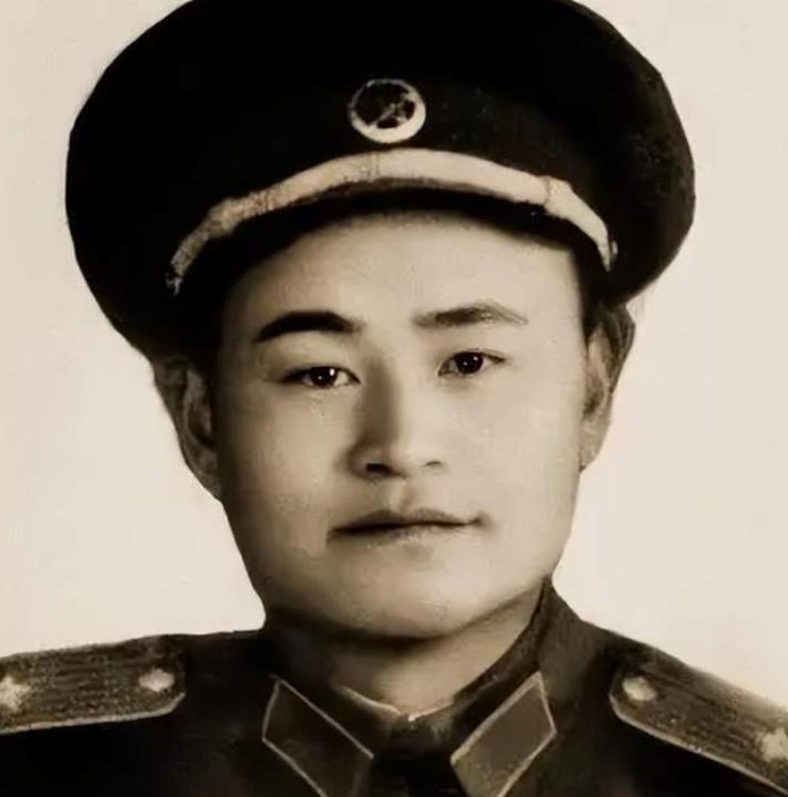 1957年，一位警卫员突然掏出手枪，对准正在开会的李发少将连开三枪。血泊中，年仅