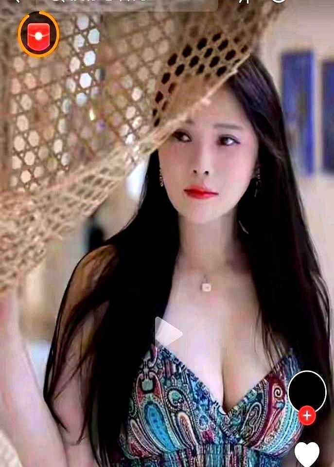 秦昊，在家带娃第九个月。没戏拍。遛弯，喂饭，陪写作业。狗仔都懒得跟。隔壁