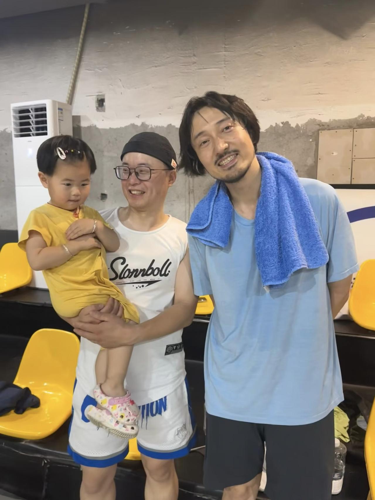 41岁王传君在浙江体育馆打篮球被偶遇，他整个人看起来苍老了好多，留着蘑菇头发型，