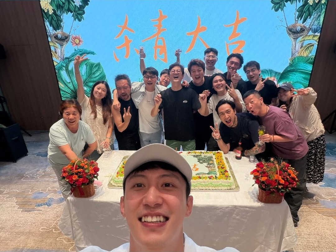 黄景瑜︱《明川有知夏》︱杀青合影ins掉落20260709当晚杀青宴的自拍视角，
