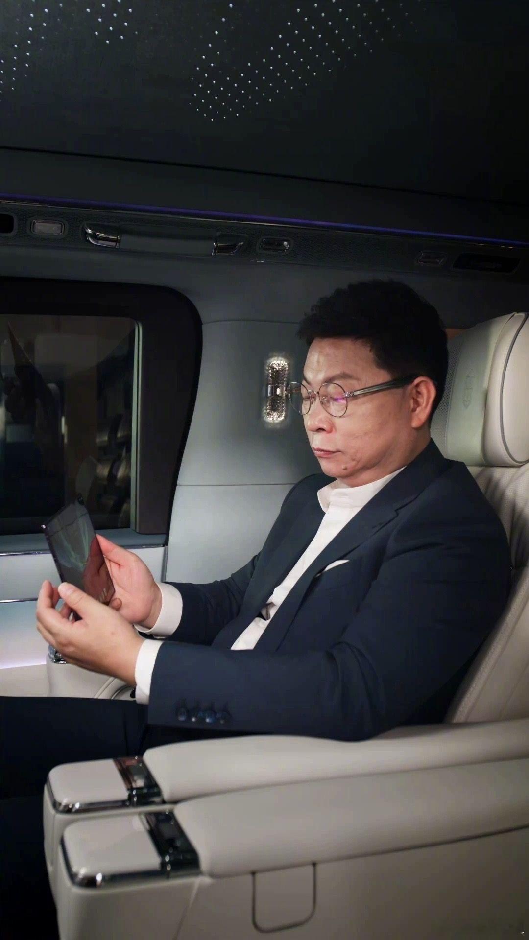 余承东展示新三折叠防窥效果实测结果出炉，MateXT2非凡大师的防窥能力