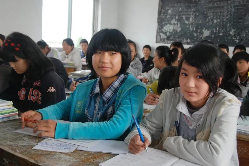 一位初中学校的老师说他们学校里现在是这样要求老师的，从学生上学踏进校门前到放学后