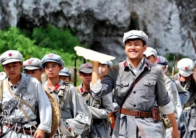 老红军从事革命几十年，职务仍旧为班长，王震大怒：我心里不舒服！这位让王震将军拍桌