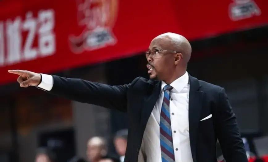 丁伟在解说席上拍案叫绝，一转身坐上教练席却鸦雀无声。卢伟能画绝杀战术，却在更衣室