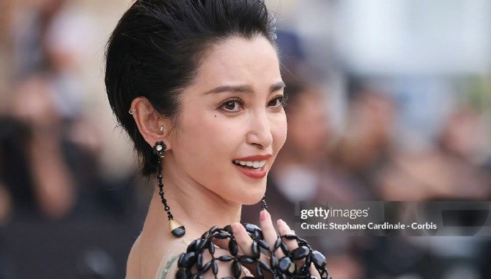 李冰冰怎么做到左脸哭右脸笑的刷到G社原片直接震惊，53岁无修图皮肤依旧紧致细腻，