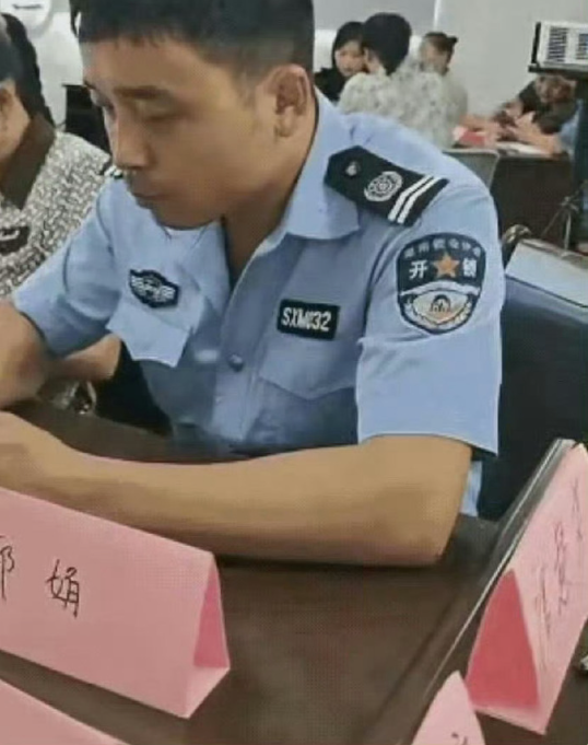 穿这身是为了壮胆吧！​​​