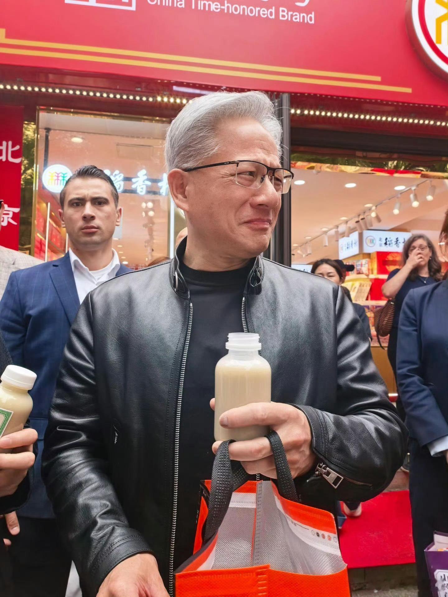 哪个人才给黄仁勋投喂豆汁啊，老黄痛苦面具了都。