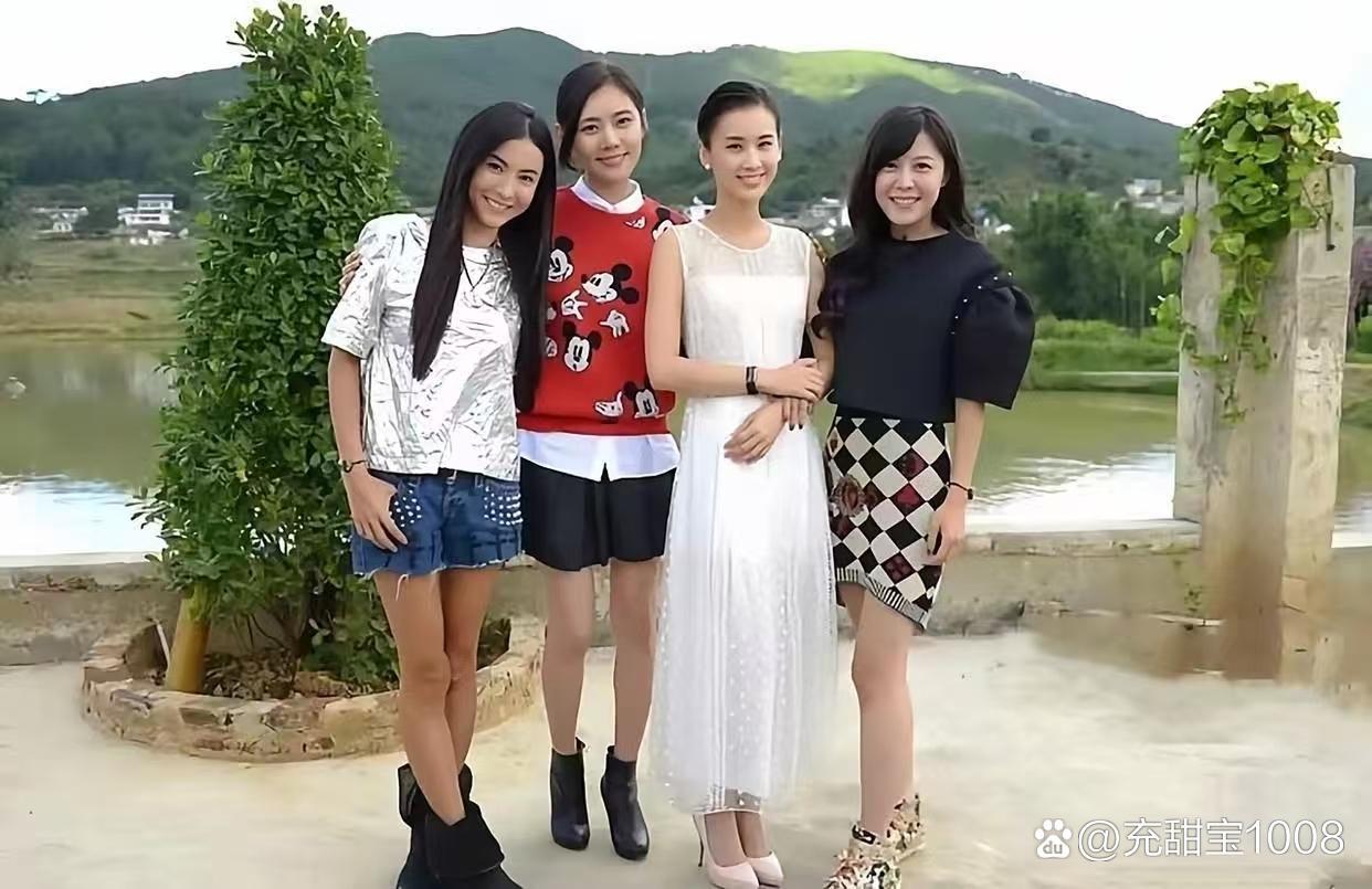 四位女明星的古早合影！我只认出了穿白裙子的黄圣依，其他三位看着眼熟，就是不知道叫