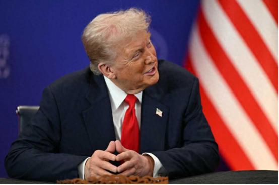 76年罕见一幕，美欧翻脸在即，马克龙喊话中国，英国火速对华官宣 2025年