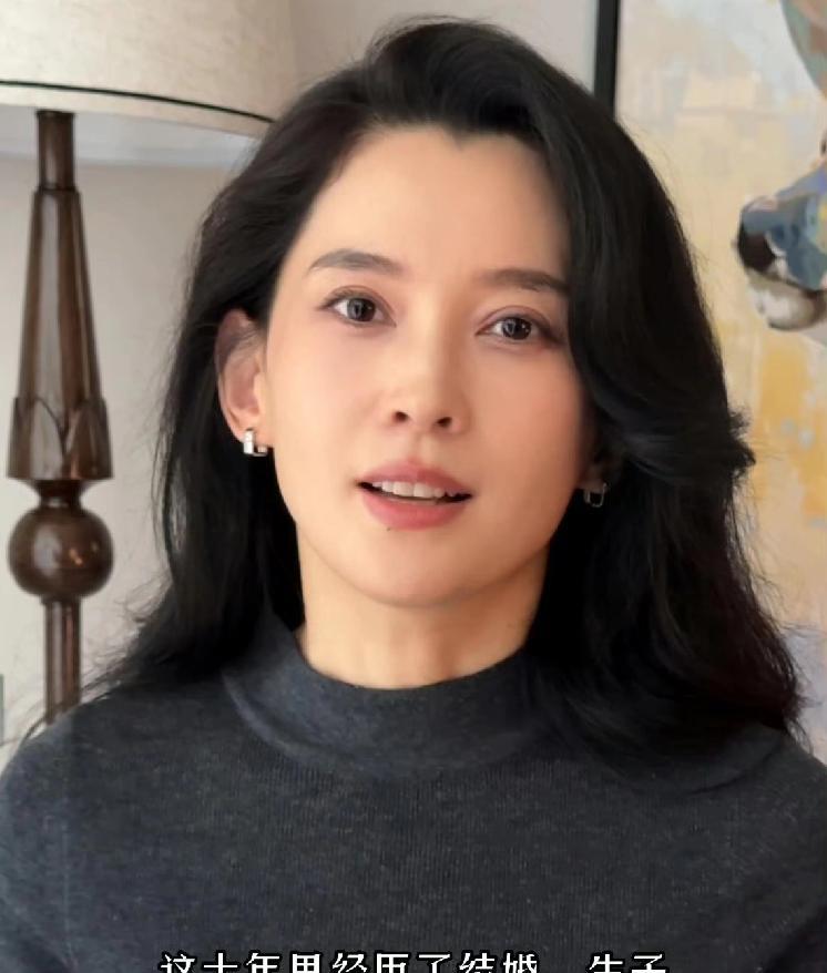 汪峰和第一任妻子齐丹是恋爱四年结婚，但不足一年便离婚。之后汪峰和女友葛荟婕是两