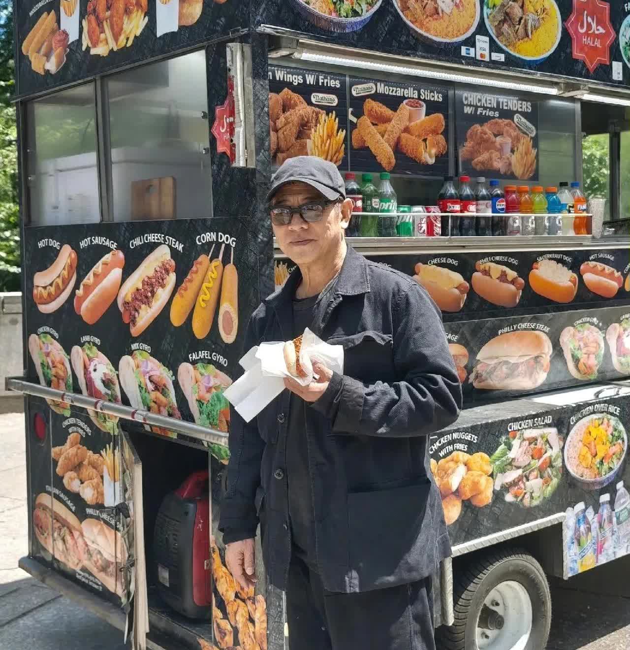 久未露面的李连杰终于露面了，看他的自拍照可知，李连杰现在应该是在美国参加女儿的毕