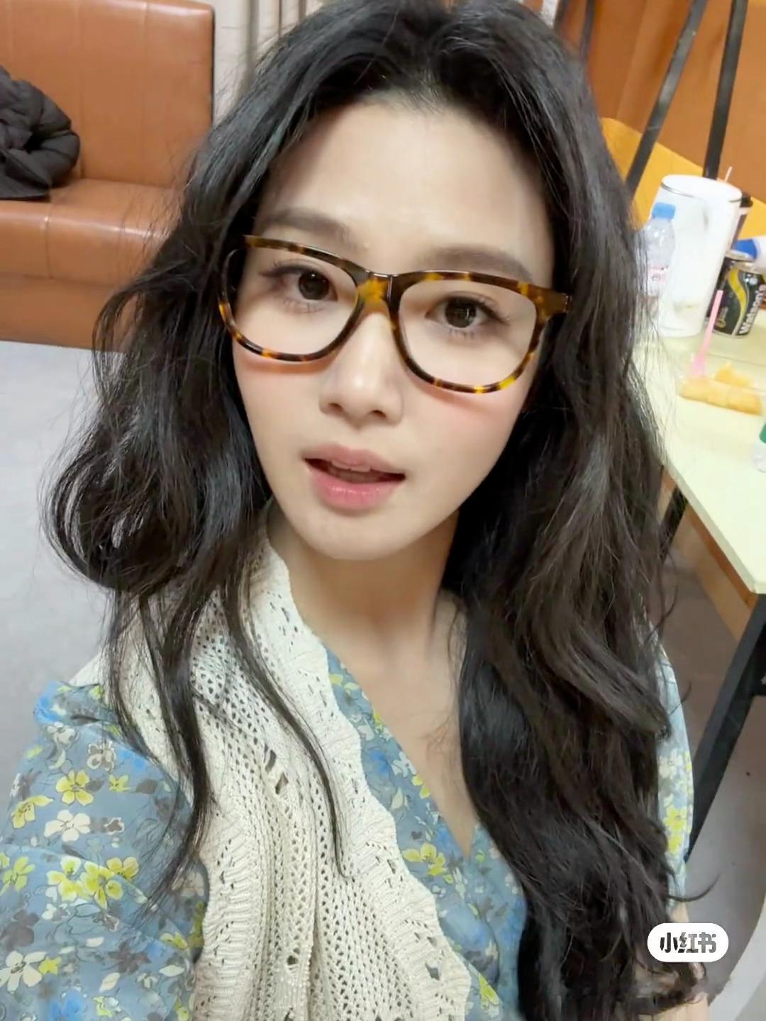 卢昱晓🌷卢昱晓折月亮🌷卢昱晓云厘"在我荒瘠的土地上,你是最后的玫瑰.