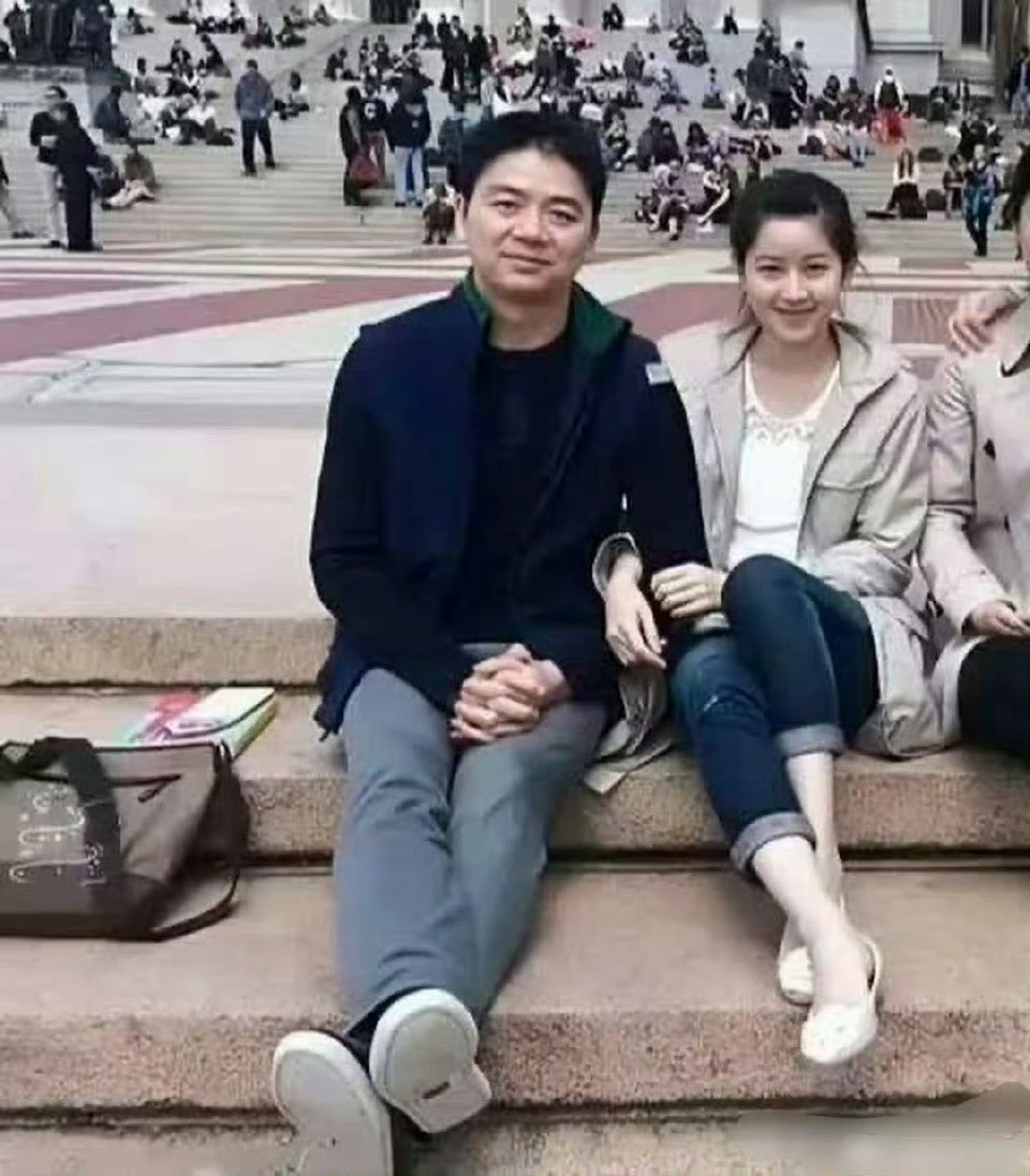 这会的刘强东三十八岁，章泽天十八岁，刚认识不久！