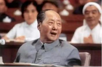 ☁1981年，有人想动手否定毛主席，胡乔木提出不再称“毛主席”，改叫“毛泽