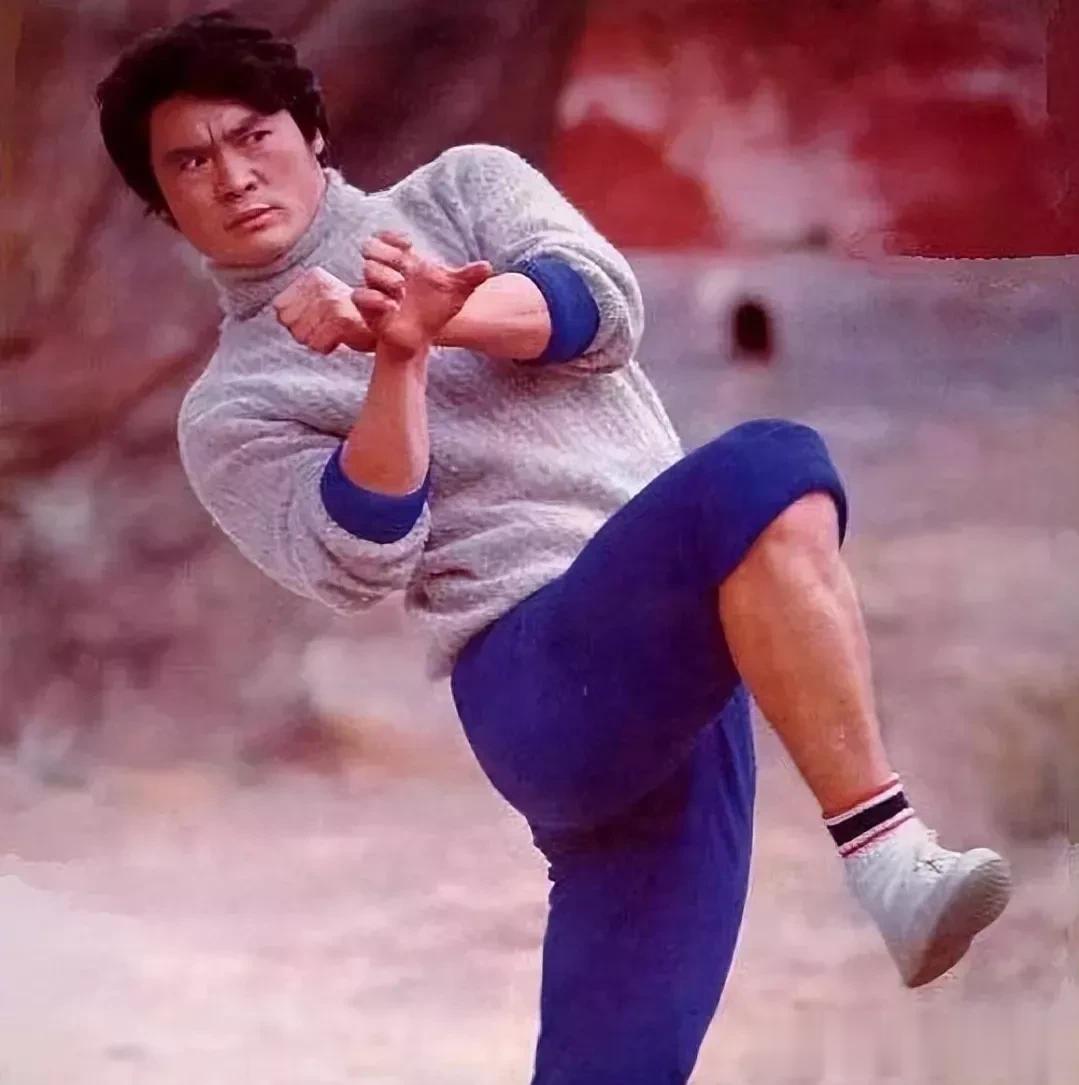 他曾经家喻户晓，他饰演的一部8集电视剧造成万人空巷。他曾是80年代最红的明星。