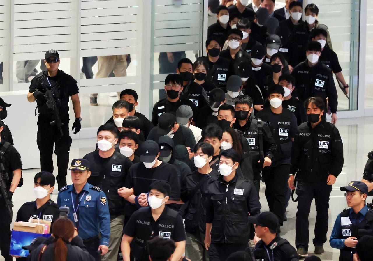 韩国不仅从柬埔寨捞回了几十个人，还要追回被骗资金。柬埔寨方面称正在追查，不过不查