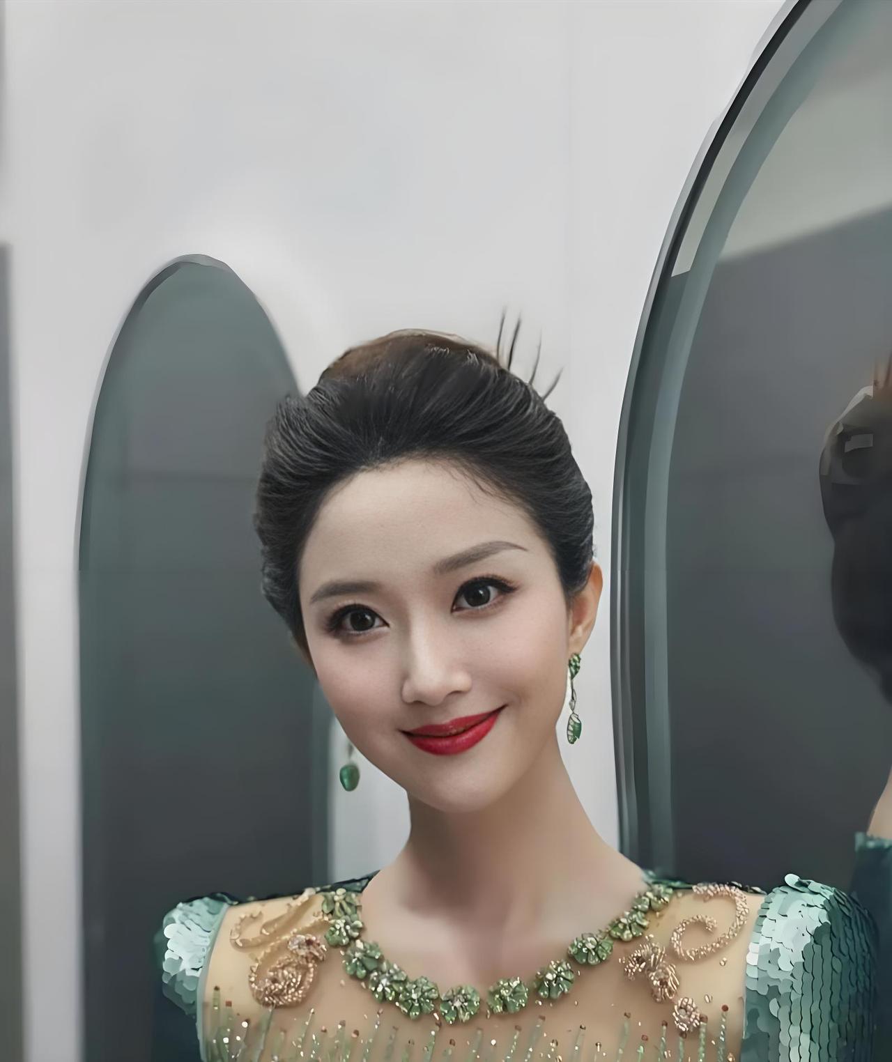 央视用人有个残酷真相：光优秀不够，少了“端庄大气”，成不了“国脸”。学历、资历都