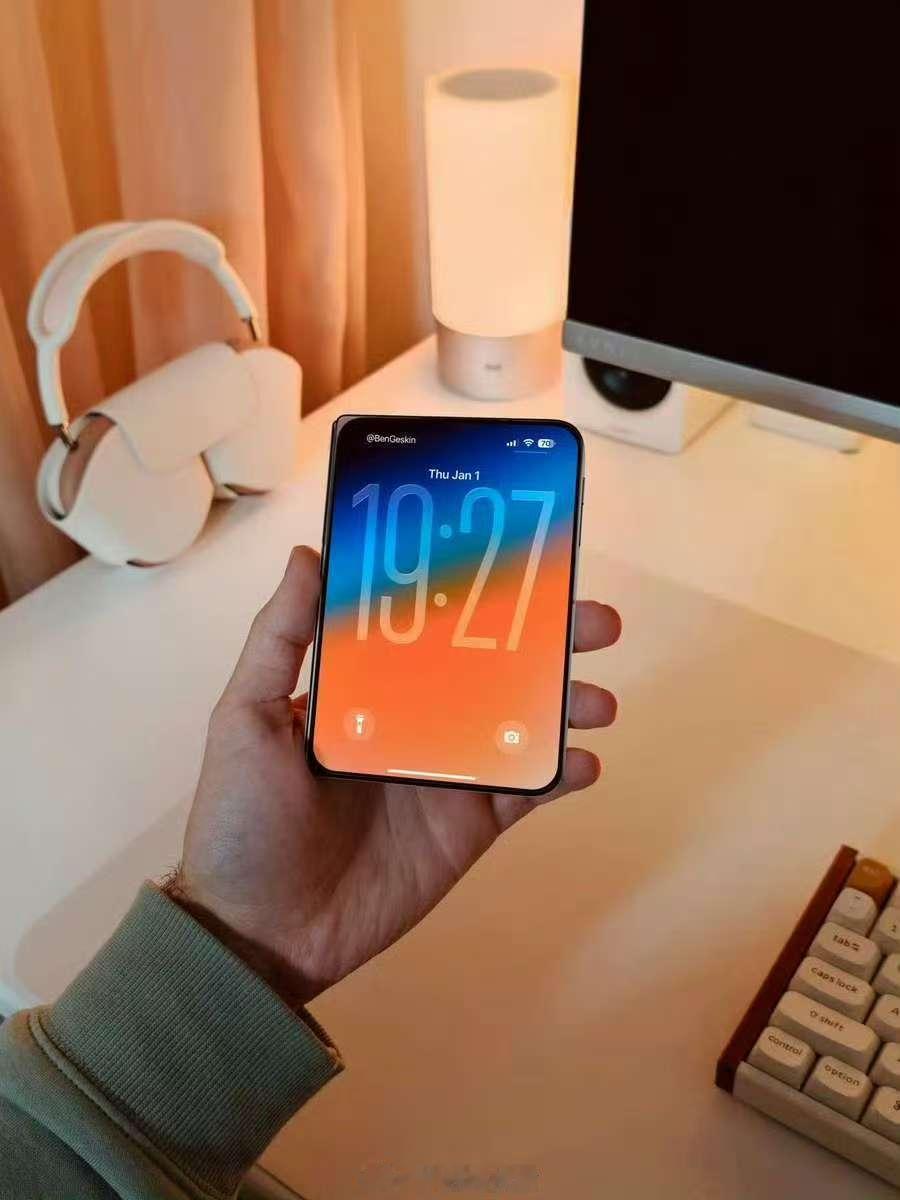 苹果首款折叠屏iPhoneFold上手图一出来，第一感觉就是“果然很苹果”！展开
