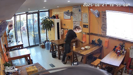 “这是吃饭来了还是吃纸来了！”江苏一个小吃店里来了一名男子，看上去举止怪异。他点
