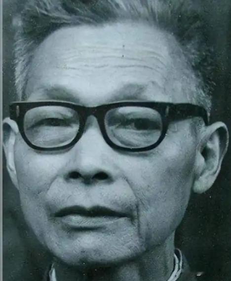 1949年他烧完最后一页文件才逃命，却因此错过末班机滞留大陆，隐姓埋名活到102