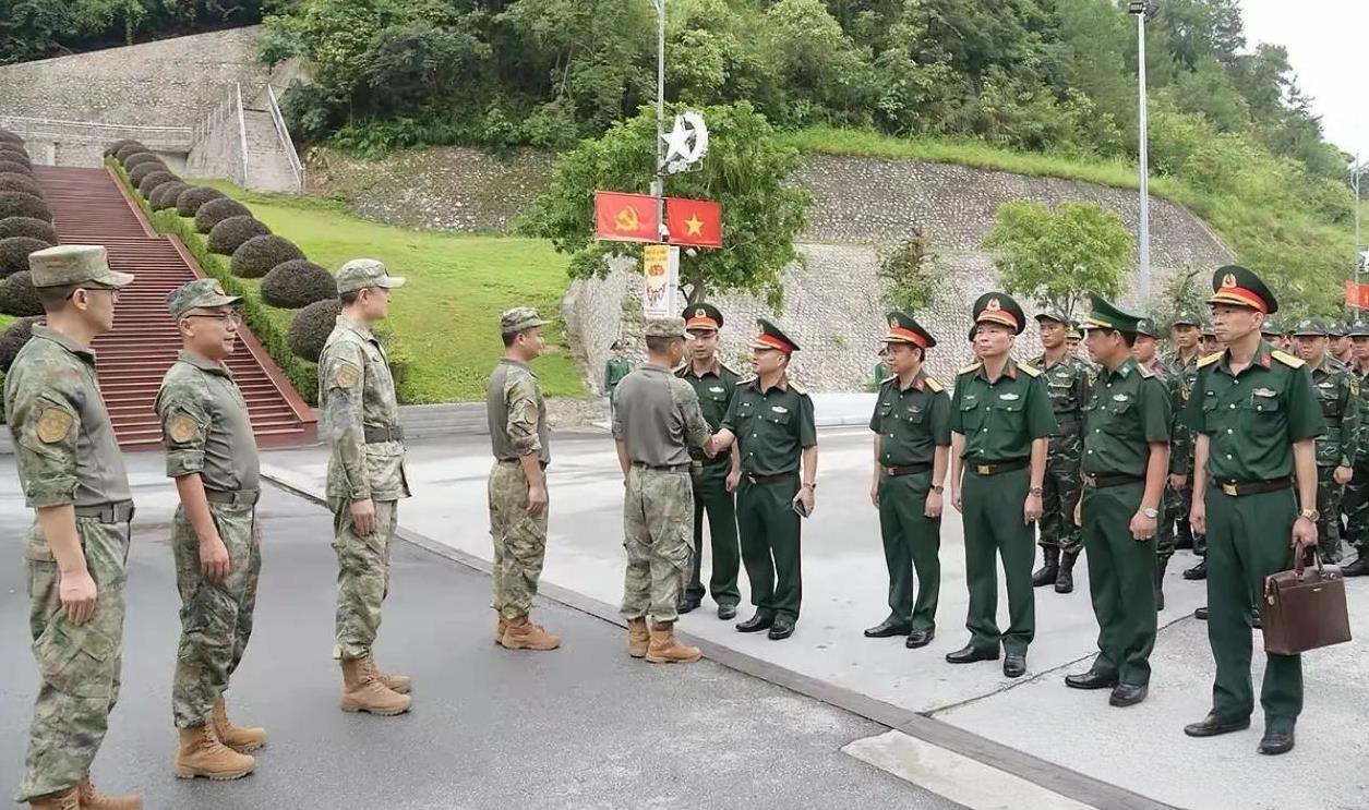 越军携大批枪械抵达广西，几十年来还是头一遭，把美国人看的目瞪口呆越南人民军陆军