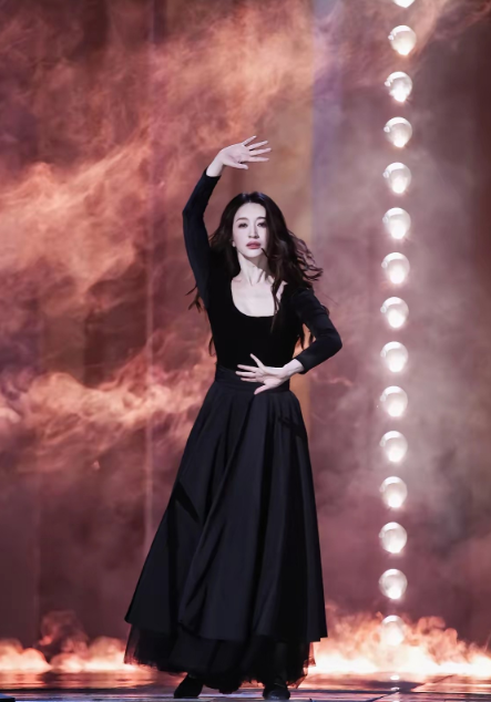 我真的越看越觉得，李小冉才是内娱最离谱的！年轻时没觉得她有多惊艳，结果50岁了，