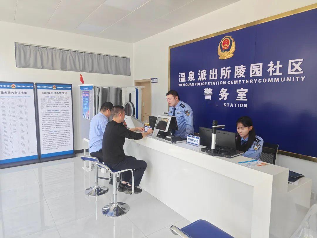 社区警务室通常由‌民警加辅警联合值守‌！辅警能独立承担部分非执法类警务：