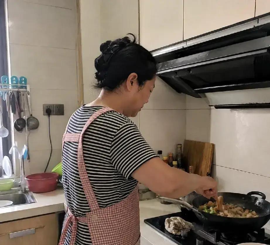 昨天晚上八点半，媳妇突然把筷子一摔，红着眼眶冲进卧室反锁了门，留下我妈在客厅里抹