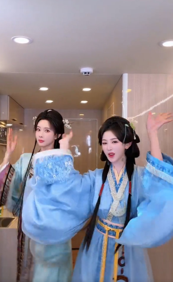 孔雪儿孟子义解锁古人跳舞名场面水袖一甩，卡点精准；团扇轻摇，律动满分。孔雪儿和