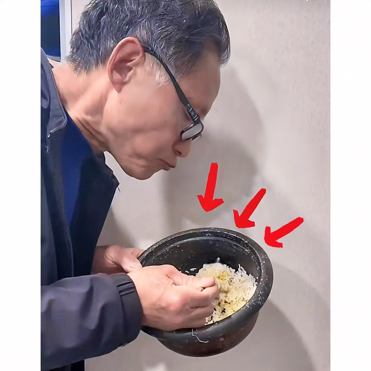 总以为世上的高尚遥不可及，直到在火车上，一位“怪先生”他戴着眼镜，两鬓斑白