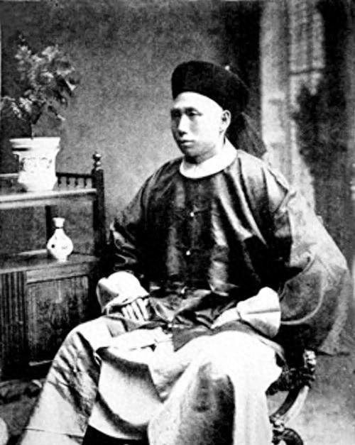 1960年，一名生产队长带着村民们炸开了丁汝昌的墓地，墓地里有一黑一红两个棺材，