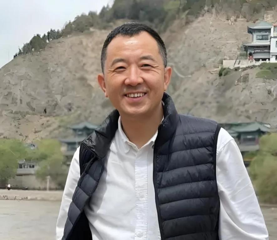 "你给老子滚！你只是个县委书记，你约老子十次，老子见你一次，就是给你脸！"这