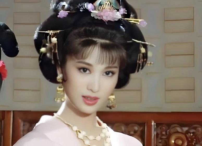 演员郑爽现状：父亲去世，母亲脑梗后也离去！曾红极一时，如今被人遗忘，太惨了。