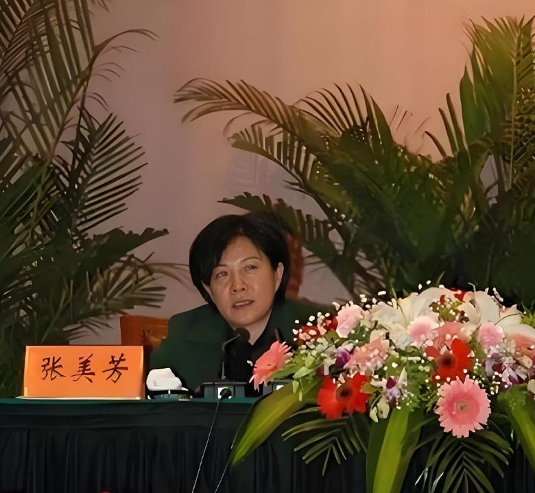 2010年秋天，中纪委调查组走进江苏省财政厅张美芳的办公室，拉开抽屉，一张面额一