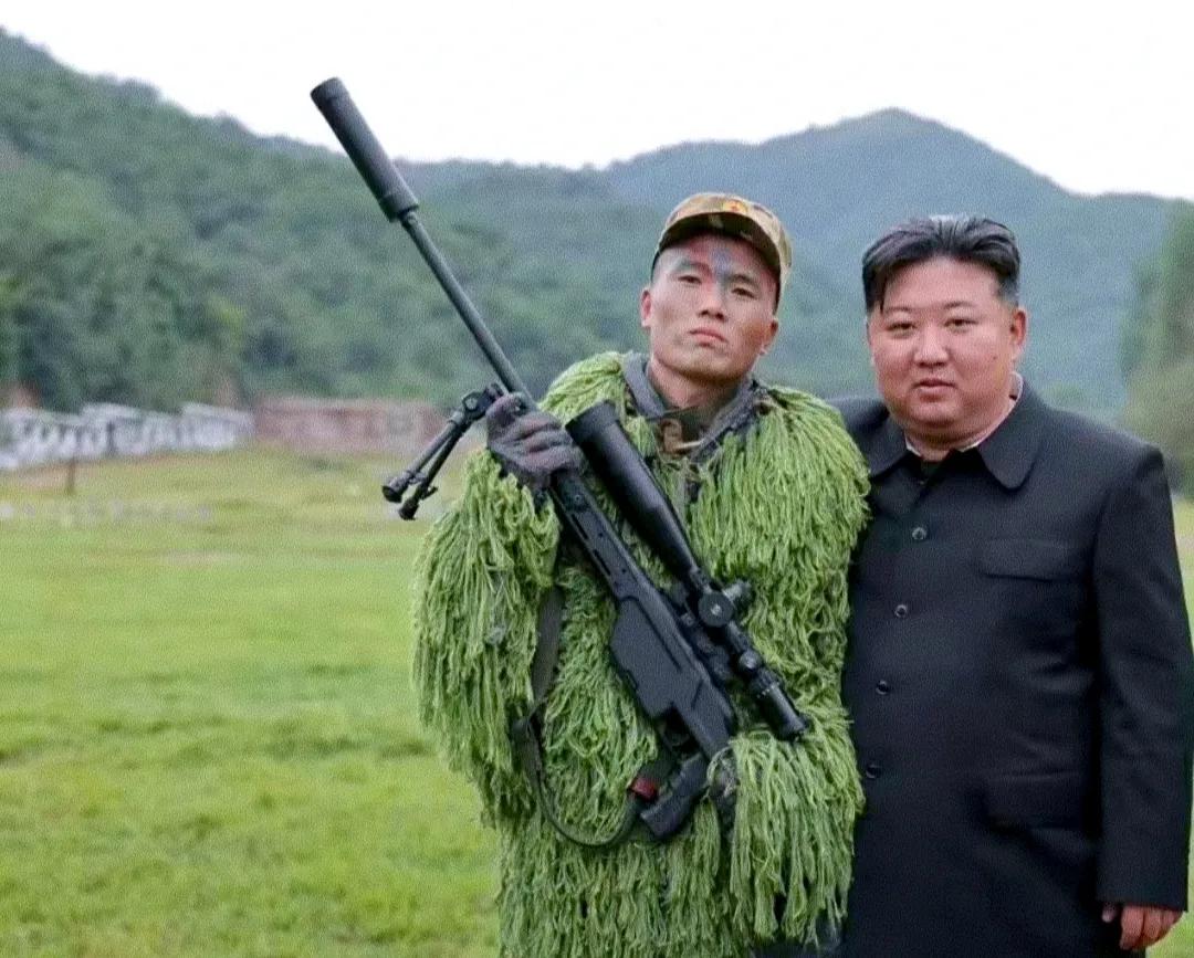 金正恩和穿着吉利服拿着狙击枪的士兵合影！