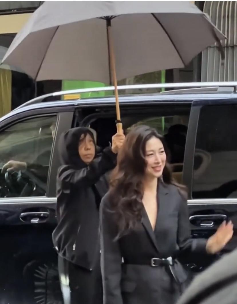 朱珠在时装周活动上穿黑色西装的造型太绝了！就像在“绝对出色·阿玛尼高光影院”红