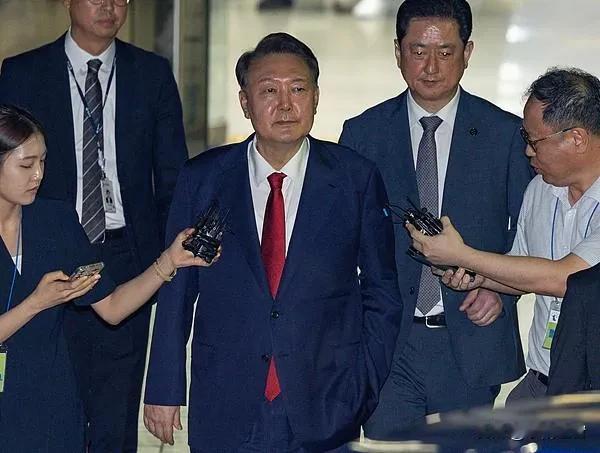 尹锡悦拘留期就剩3天，特检组还在跟他死磕，非得把人从号子里拽到检察厅问话。前两次