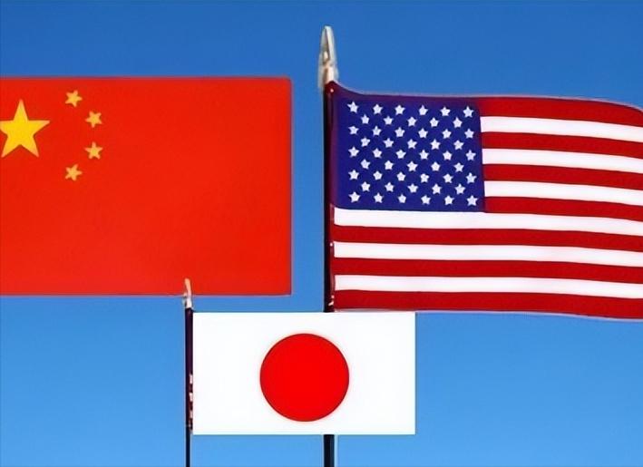 这个世界谁最不希望美国垮掉？这个世界上，最不希望美国垮掉的国家，其实是我们中